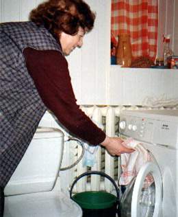 Pirmoji skalbimo mašiną išbandė pati pirmininkė 