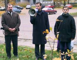 Sodinant ąžuoliuką sveikinimo žodį tarė LR Seimo pirmininko pavaduotojas G. Steponavičius (centre)