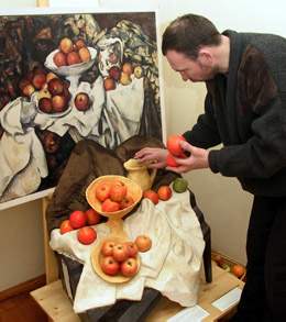 Panevietis A.Markeviius prie paveikslo Obuoliai ir apelsinai