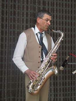 Saksofonu groja A. Jakubnas