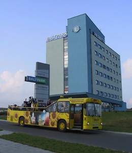 Geltonasis autobusas su mokiniais prie "Baltpark" viebuio