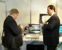 Ekspozicija domisi LASUC kompiuteri technikos taikymo skyriaus vedjas V.Purlys (kairje)