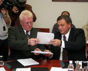Centro steigimo sutart pasirao Kauno miesto meras A.Garbaraviius (deinje) ir LASS pirmininko pavaduotojas S.Armonas. Vytauto Gendvilo nuotr.