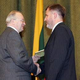 Vyriausiosios rinkim komisijos pirmininkas Z. Vaigauskas Seimo nario paymjim teikia E. akariui (deinje)