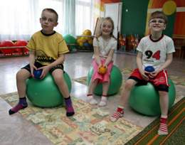 Vaikai sporto ir kineziterapijos salėje