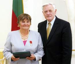Prezidentas Valdas Adamkus apdovanoja ordino medaliu Gemutę Padribonienę