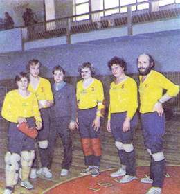 1988 m. tarptautiniame golbolo turnyre Lietuvai atstovavo: (iš kairės) V.Girnius, B.Gintalas, R.Šimkus (treneris), V.Bubnys, J.Buivydas, S.Blyža, A.Montvydas (nuotr. nėra).
