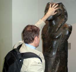 Brit muziejuje prie faraono statulos