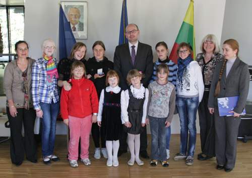 ekijos ambasadorius Radek Pech su konkurse dalyvavusiais aklaisiais ir silpnaregiais vaikais
