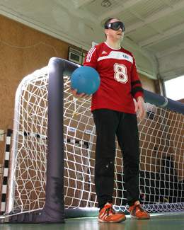 Golbolo žaidėjas prie vartų su kamuoliu