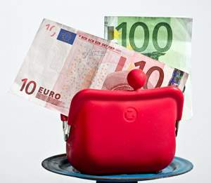 Pinigin su 100 ir 10 euro banknotais