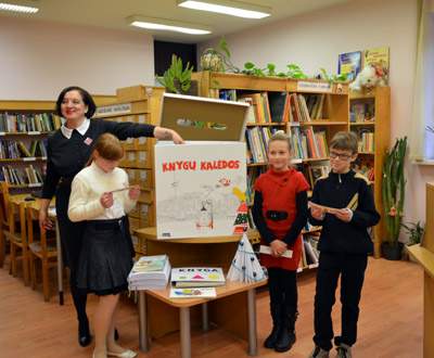 LAB direktor R. Janueviien su vaikais prie knyg ds "Knyg kaldos"
