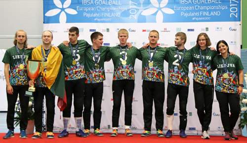 Apdovanojjimo ceremonija. Lietuvos golbolo rinktin su medaliais ir Europos empion taure.