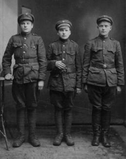P. Daunys (pirmas iš dešinės) apie 1920 m.