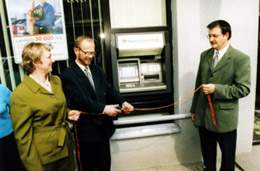 R. Girnien, S. Babonas ir E. Urna Hansabanko bankomato atidarymo ventje