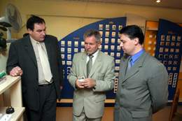 UAB �Liregus� elektros instaliaciniais gaminiais liko patenkinti LR Seimo Socialini� reikal� ir darbo komiteto pirmininkas Algirdas Sysas ir komiteto narys Zenonas Mitkus