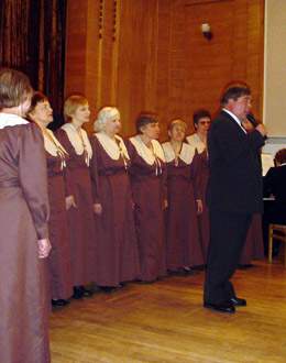 Scenoje kaunie�iai: moter� vokalinis ansamblis ir L.Matusevi�ius