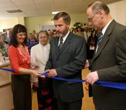Juostel� kerpa: (i� de�in�s) �iauli� meras V.Ju�kus, Seimo narys E.�akaris ir LAB direktor� J.Kuolien�