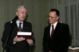 Nepaprastasis �galiotasis Rusijos Federacijos ambasadorius Lietuvoje B. A. Cepovas (kair�je) ir prof. V. Gudonis knygos pristatymo metu.