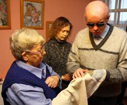 Tautodailinink� L.Ker�ien� mielai rodo savo rankdarbius