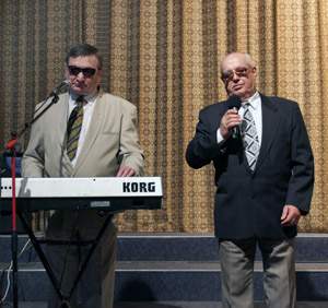 Klaip�die�i� duetas - J.Dr�gva (kair�je) ir V.Saltonas