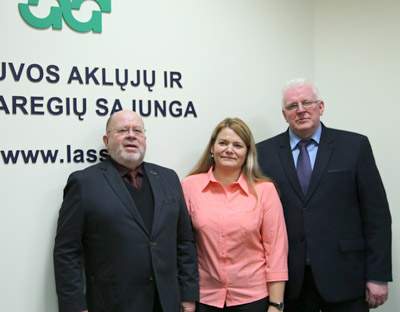 Susitiko neregi� organizacij� vadovai A. Kivilo (kair�je), S. Sproge ir S. Armonas