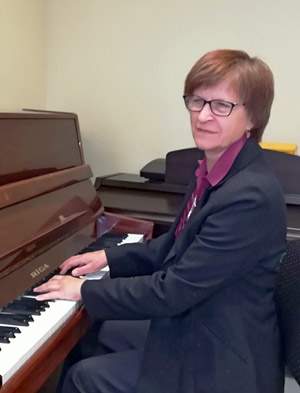 Rita �idlauskait� prie pianino