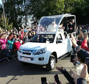 Popie�ius Pranci�kus papamobilyje